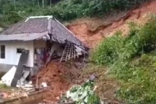 Tebing 5 Meter di Tasikmalaya...