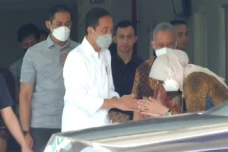 Presiden Jokowi Jenguk...