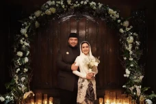 Ulang Tahun Pernikahan,...