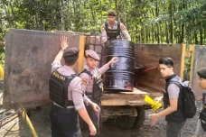Polisi Bongkar Gudang...