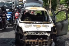 Mobil Terbakar di Warung...