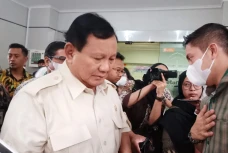 Prabowo Jenguk Cak Nun:...