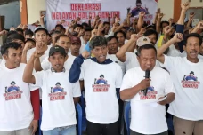 Relawan dan Ratusan...