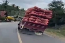 Viral Sopir Truk Ugal-ugalan...