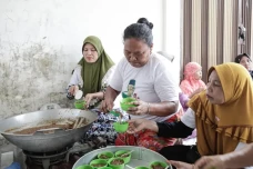 Berdayakan Emak-emak,...