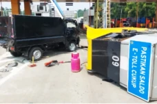 6 Kendaraan Terlibat...