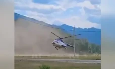 Helikopter Turis Tersangkut...