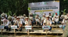 Turunkan Emisi Karbon,...