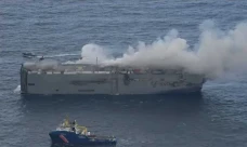 Kapal Kargo yang Terbakar...