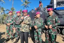 Saksikan Latgab TNI,...