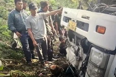 Truk Terjun ke Jurang...