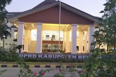 Mahasiswa Desak Anggota...