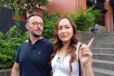 Dewi Rezer Tidak Pikirkan...