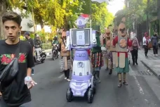 Unik, Robot Pintar Ikut...