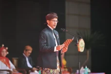 Memakai Baju Adat Jawa...