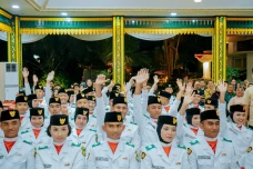 Empat Paskibra Terima...