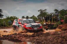 Tunggangi Toyota Land...