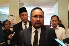 Menag Larang Atribut...