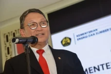 Di Komisi VII Menteri...