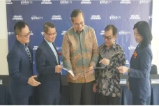 Gunakan Teknologi dalam...