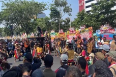 Ribuan Warga Padati...