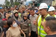 Diprotes Warga, Wali...