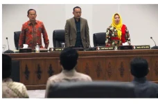 Taat Aturan, Bupati...