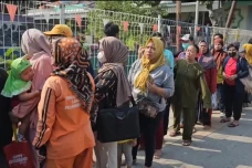 Ribuan Warga Antre Sembako...