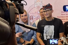 Sandiaga Uno Balas Pantun...