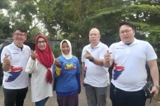 Penjual Botok Ini Semringah...