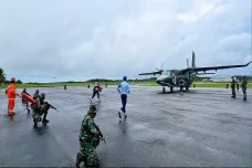 TNI AU Turunkan Paksa...