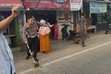Mobil Tabrak Sejumlah...