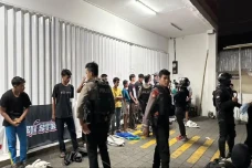 Bawa Senjata Tajam,...
