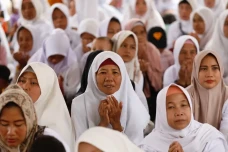 Ratusan Emak-emak di...