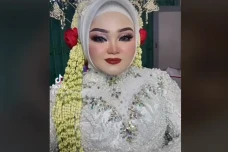 Viral! MUA Sukses Rias...