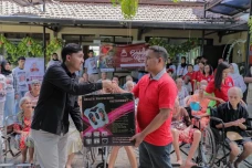Berbagi Kasih dengan...