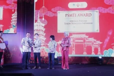 Anugerahkan Penghargaan...