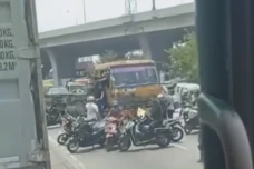 Sopir Truk Trailer Dikeroyok...