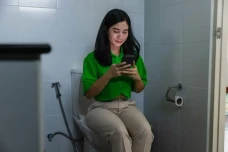 Awas! Bawa Ponsel ke...