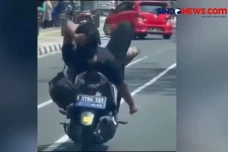 Pengendara Motor Berkendara...