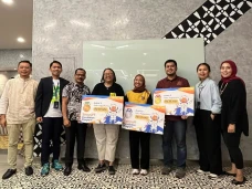 Holding Ultra Mikro...