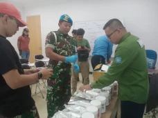 Petugas Bandara SSK...