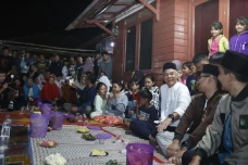 Merakyat, Ganjar Menginap...