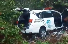 Ambulans Pembawa Pasien...