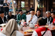 Ganjar Temui Sopir Truk,...