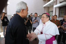 Kunjungi Uskup Agung...
