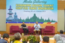 Pemasangan Chattra di...
