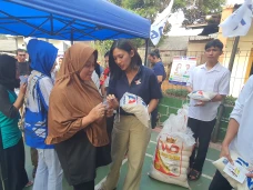 Bagikan Beras Premium...