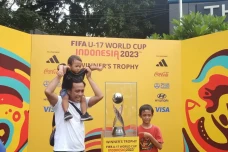 Keseruan Fans Mejeng...