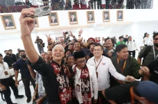 HT Bagikan Momen Selfie...